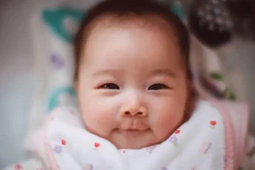 «Невостребованные женщины», кризис холостяков и налог на презервативы — как Китай загнал себя в демографический кризис